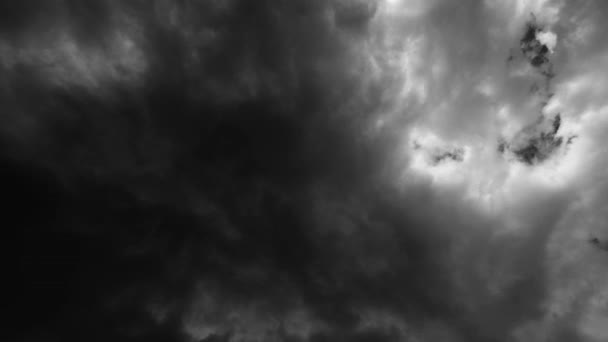 Capas Alto Contraste Nubes Ominosas Moviéndose Sobre Luz Luna Por — Vídeo de stock