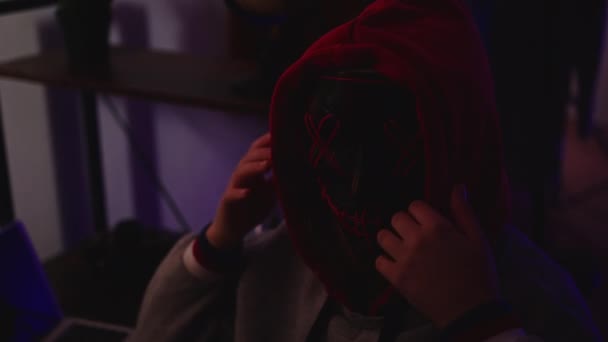 Person Mit Kapuzenpulli Gruselig Blinkender Led Maske Halloween — Stockvideo