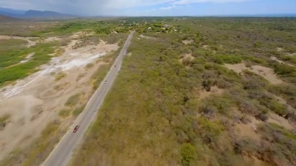 Crazy Drone Vliegen Mini Cooper Auto Rijden Tijdens Race Las — Stockvideo