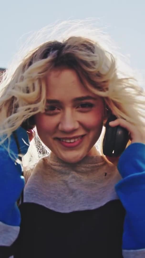 Tiener Duizendjarige Blanke Blonde Meisje Luisteren Naar Muziek Met Koptelefoon — Stockvideo