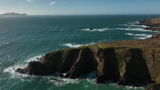 Slea Head Kerry Ireland March 2022 无人机围绕着位于北大西洋沿岸丁格尔半岛的崎岖海岸线飞行 背景是敦金和卡尔沃 — 图库视频影像