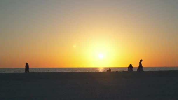 Statische Clip Van Zonsondergang Het Strand Man Loopt Het Schot — Stockvideo