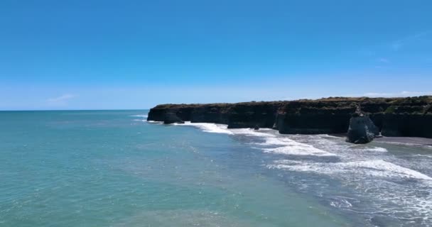 Vuelo Hacia Impresionante Pilar Piedra Natural Patea Beach Nueva Zelanda — Vídeo de stock