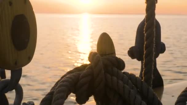 Velho Equipamento Veleiro Cordas Polia Com Pôr Sol Laranja Fundo — Vídeo de Stock