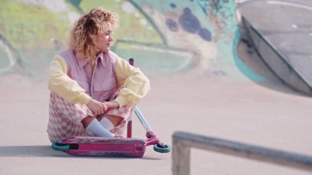Kaukaska Nastolatka Stylu Retro Siedzi Skate Parku Różowym Skuterem Machając — Wideo stockowe