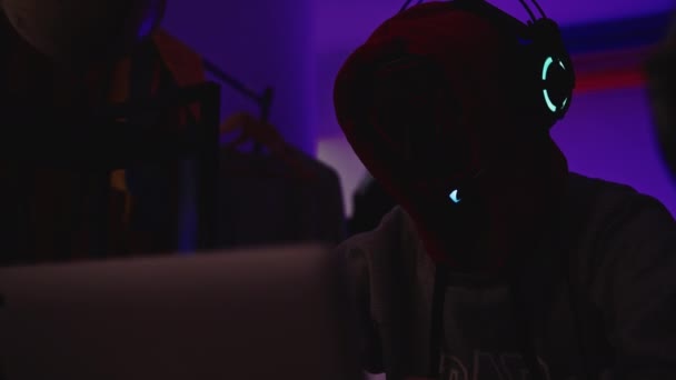 Gamer Hacker Mysterieuze Led Masker Met Behulp Van Computer Donkere — Stockvideo