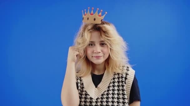 Fiatal Kaukázusi Szőke Lány Kezében Királynő Hercegnő Tiara Dekoráció Fején — Stock videók