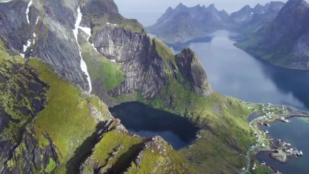 Iconic Norwegian View Reinebringen Two People Standing Top Peak — стокове відео