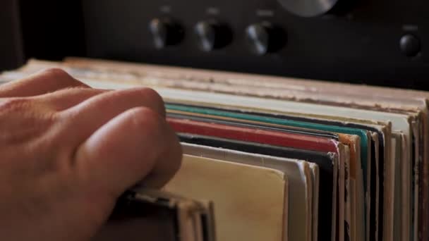 在家里用手浏览老式乙烯唱片 搜寻音乐 — 图库视频影像