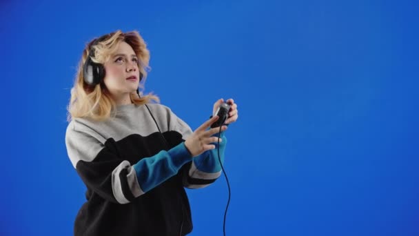 Blonde Jährige Frau Hört Musik Kopfhörer 90Er Jahre Outfit Mädchen — Stockvideo