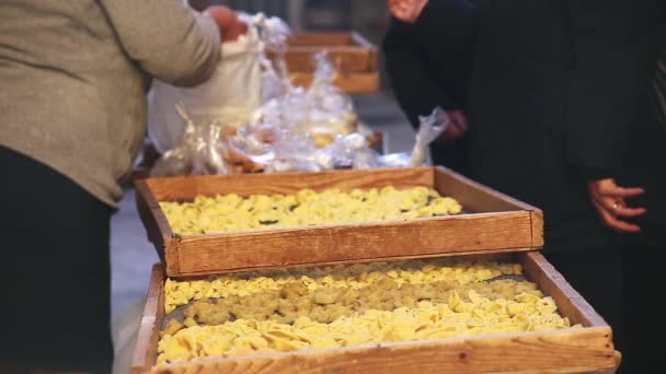 Staré Ženy Dělají Prodává Tradiční Ručně Vyráběné Těstoviny Orecchiette Mluví — Stock video