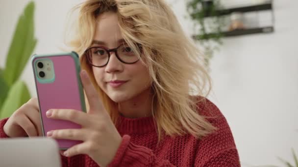Blondynka Millenial Komórce Media Społecznościowe Praca Zdalna Mobilne — Wideo stockowe