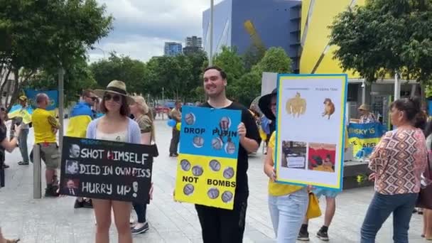 Grupo Manifestantes Reunieron Plaza Brisbane Sosteniendo Pancartas Con Divertidos Memes — Vídeo de stock