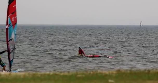 风浪冲浪者在泰国帕塔亚的风水上航行 用4K放大镜头 — 图库视频影像