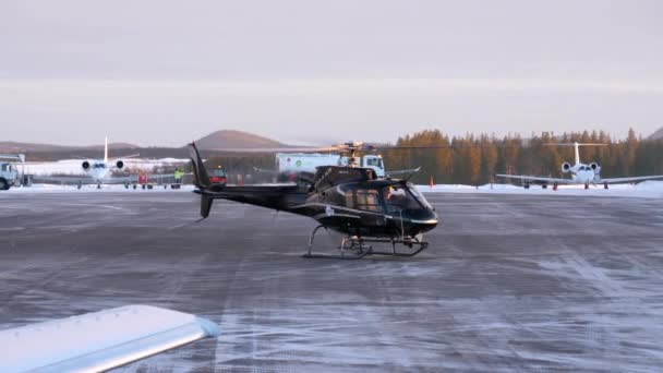 氷の空港エプロンから離陸するヘリコプター — ストック動画