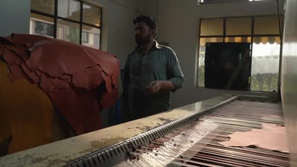 Sweatshop Worker Quitando Cueros Cuero Una Máquina Producción — Vídeos de Stock