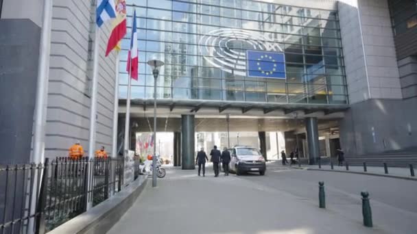 Pov Volgt Schot Van Zakenmensen Politie Het Europees Parlement Brussel — Stockvideo