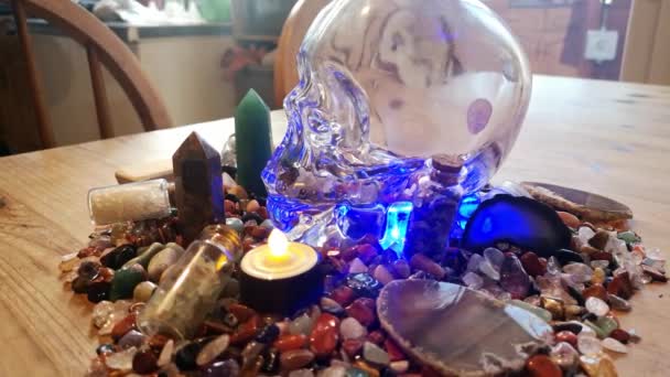 木制厨房桌上色彩斑斓的治疗水晶占卜和神秘的精神骷髅收藏 — 图库视频影像