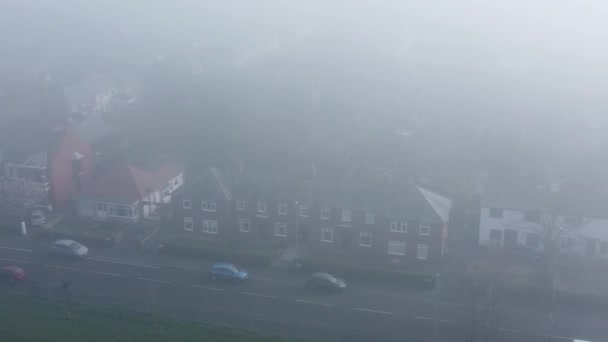 在浓雾覆盖之上飞越村庄居民小区房屋 — 图库视频影像