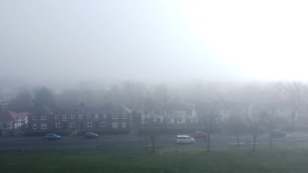 在浓雾覆盖之上飞越村镇住宅小区财产 — 图库视频影像