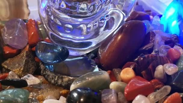 Colección Cristales Curativos Coloridos Piedras Preciosas Misterioso Cráneo Espiritual Mesa — Vídeos de Stock