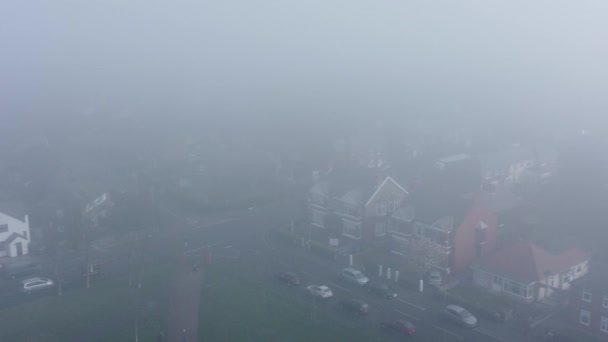 Vliegen Woonwijk Eigendom Boven Dichte Dichte Mist Dekking — Stockvideo