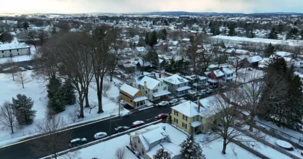 Kuriose Niedliche Häuser Einer Kleinen Amerikanischen Stadt Winterlichen Schnee Luftaufnahme — Stockvideo