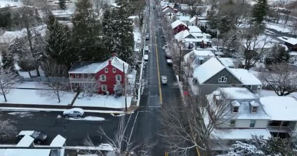 Tracking Aerial Shot Car Driving Street Small Town America Covered — Stock Video