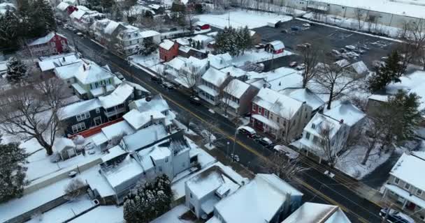 沿街排成一排 美国的一个小镇 美国冬季雪景 倾斜显示在道路上方 — 图库视频影像