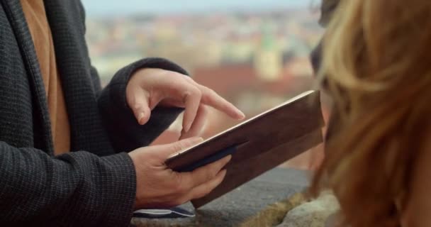 Hombre Sosteniendo Diario Cuaderno Las Manos Leyendo Poema Chica Vista — Vídeos de Stock