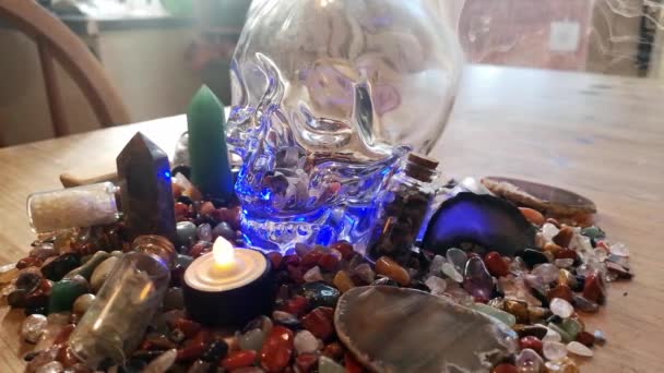 Kolekcja Kolorowych Kryształów Leczniczych Kadzidła Tajemniczej Duchowej Czaszki Drewnianym Stole — Wideo stockowe