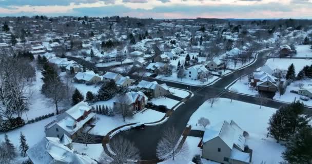 日没の冬の航空シーンのクリスマスの雪の郊外の家 広い確立ショット — ストック動画