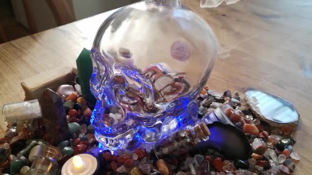 Kolekcja Kolorowych Kryształów Uzdrawiających Wróżby Tajemniczych Duchowych Czaszek Dymiącym Kadzidłem — Wideo stockowe