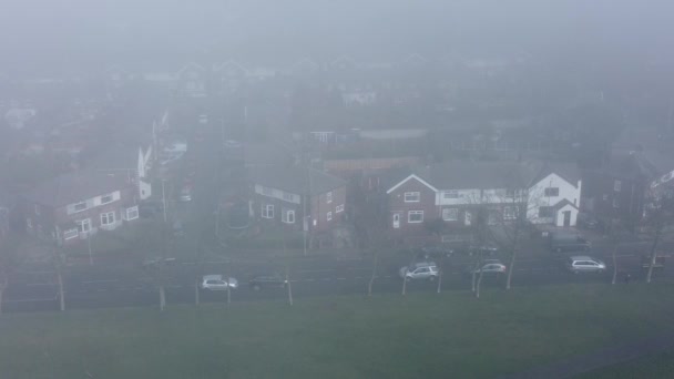 霧の天気のカバーの上の村の住宅街のプロパティを飛び越える — ストック動画