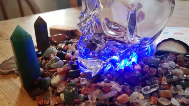 Colección Potentes Cristales Curación Colores Misterioso Cráneo Espiritual Mesa Cocina — Vídeo de stock