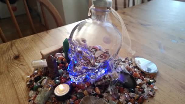 Kolekcja Kolorowych Kryształów Uzdrawiających Energia Tajemnicza Duchowa Czaszka Drewnianym Stole — Wideo stockowe