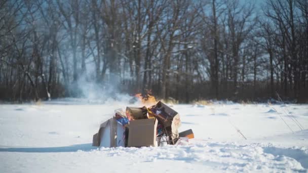 Kışın Bir Tarlanın Ortasında Karda Hızlandırılmış Çöpler Yanıyor — Stok video