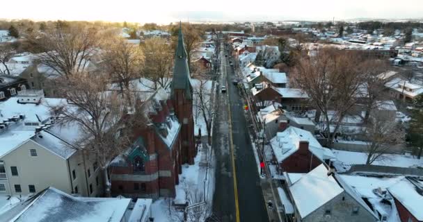 Lititz Pennsylvania Usa Kerk Buurt Bedekt Met Wintersneeuw Bij Zonsondergang — Stockvideo