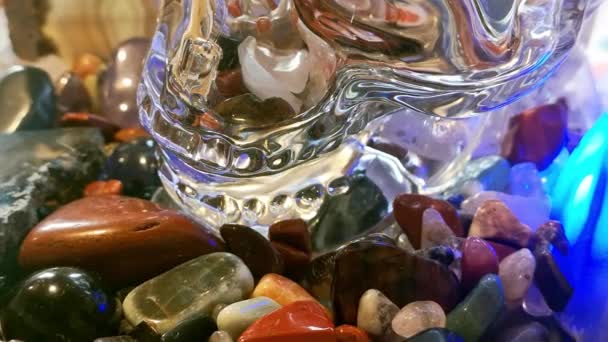 Zamknij Kolekcję Kolorowych Kryształów Leczniczych Tajemniczej Duchowej Czaszki Drewnianym Stole — Wideo stockowe