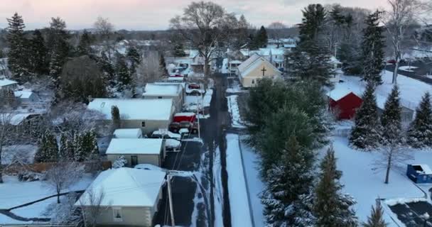 アメリカの小さな町のキリスト教会 新雪は冬の雪景色の木を覆う — ストック動画