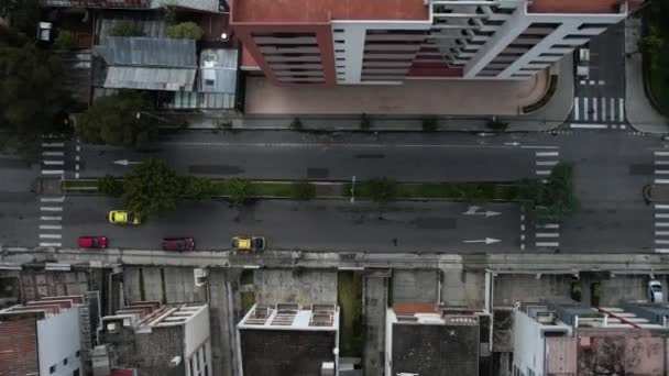 Birds Eye Aerial View Yellow Taxi Car Moving Street Buildings — Vídeos de Stock