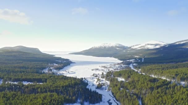 Vuelo Drones Sobre Valle Del Bosque Montañas Nevadas Invierno — Vídeos de Stock