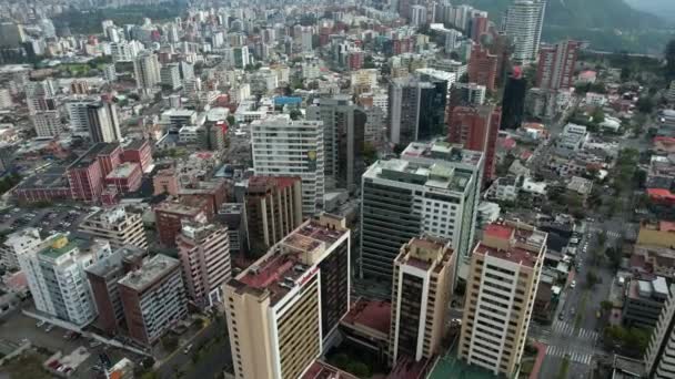 Quito Ecuador Luchtfoto Van Binnenstad Gebouwen Straten Vestiging Drone Shot — Stockvideo