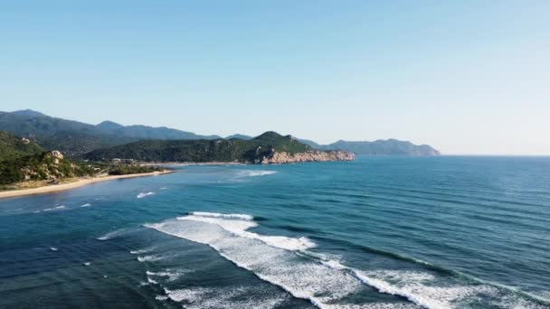 Olas Tranquilas Costa Tropical Paraíso Hang Rai Vietnam Vista Aérea — Vídeos de Stock