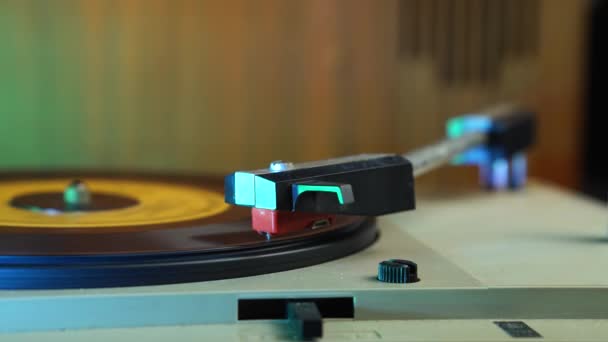 Vintage Gramophone Player 1960 Hand Placing Needle Vinyl Record Close — Vídeos de Stock