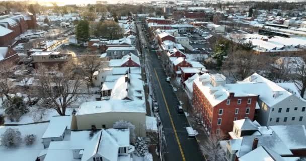 Amerikan Şehrinde Altın Saat Işığı Lititz Pensilvanya Taze Kar Altında — Stok video