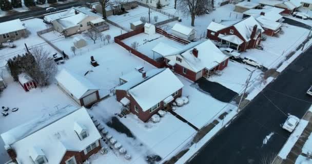 冬の雪の中 アメリカの小さな町の赤いレンガの単一の物語の家 屋上からの眺め 航空ショットを確立するクリスマス休暇 — ストック動画