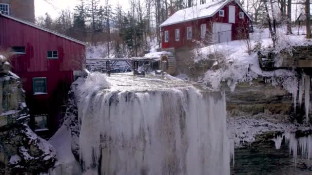 Water Wheel Historic Grain Mill Met Schilderachtige Bevroren Waterval Zonnige — Stockvideo