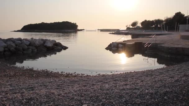 Pusta Skalista Plaża Złotych Godzinach Chorwacji Zachodzie Słońca Nie Ludzi — Wideo stockowe