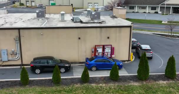 Cars Wait Doughnuts Coffee Drinks Drive Thru Dunkin Donuts — Stock Video